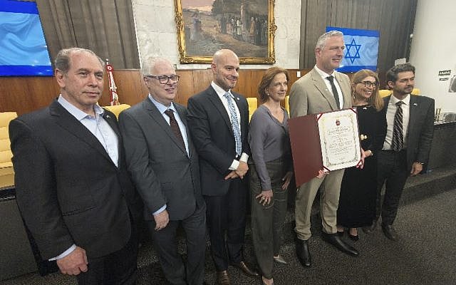 Silas Anastacio | Cris Monteiro Honors Reserve Major Rafael Rozenszajn at City Council Ceremony