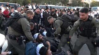 Haredi protesters clash with police as Highway 4, Jerusalem entrance blocked | Watch