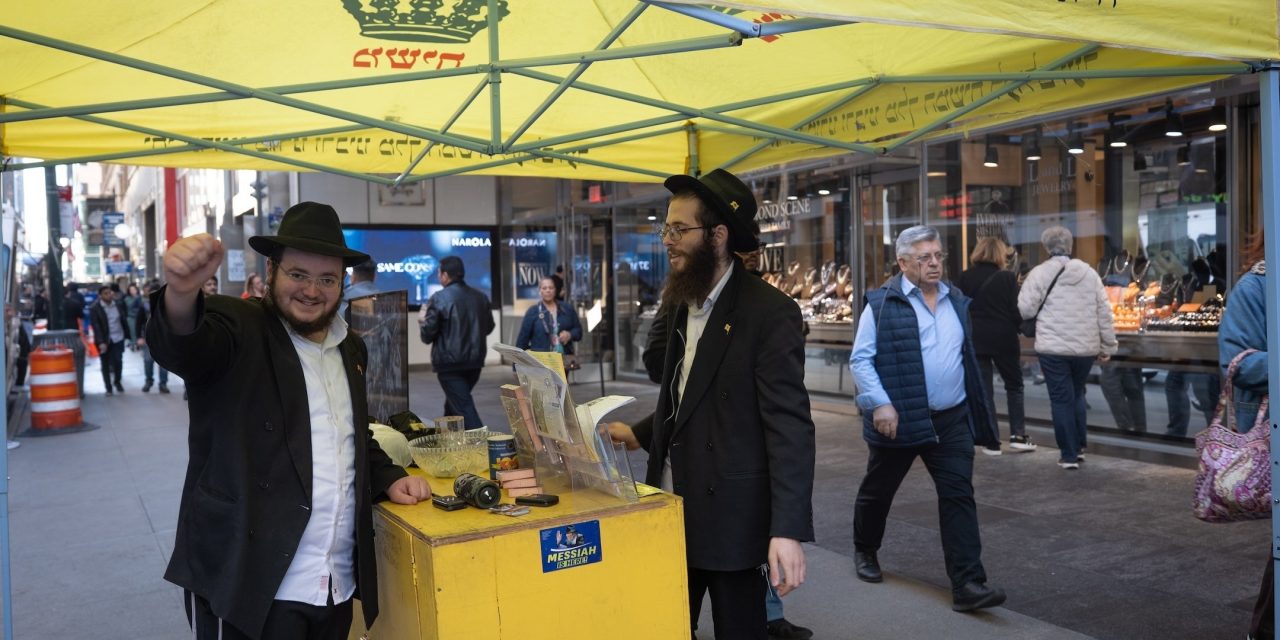 A Chabad Jew was stabbed in NYC. He returned the next day to continue wrapping tefillin.