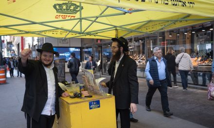A Chabad Jew was stabbed in NYC. He returned the next day to continue wrapping tefillin.