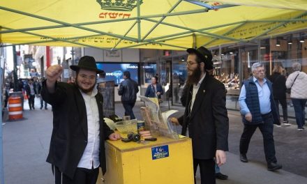 Chabad Jew returns to wrapping tefillin day after being stabbed in NYC