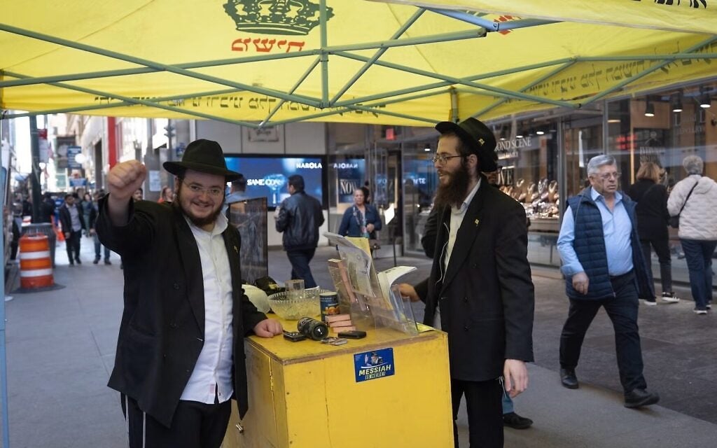 Chabad Jew returns to wrapping tefillin day after being stabbed in NYC
