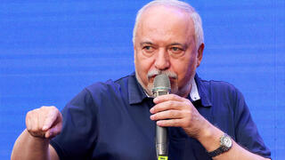 Lieberman eyes new elections without Netanyahu, vows to pass law barring indicted PMs