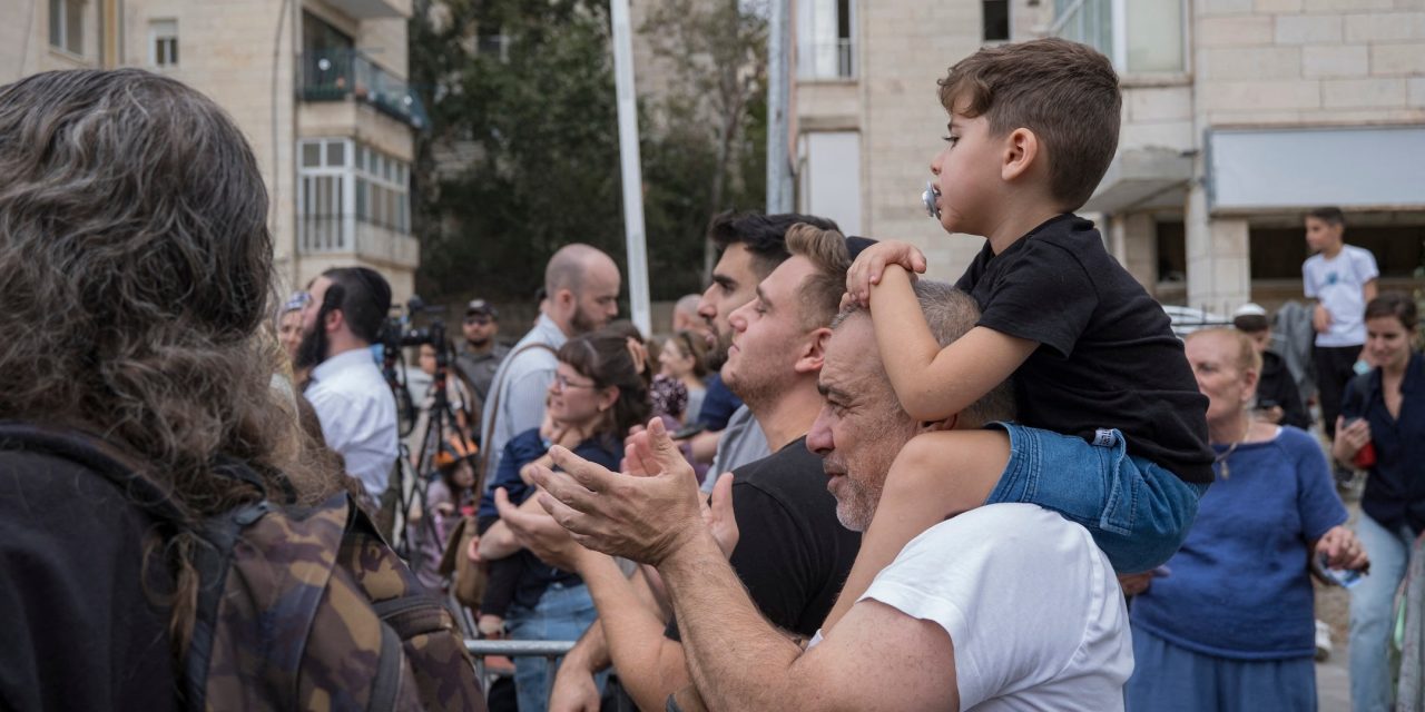 Netanyahu leads in exit polls, but change bloc by Eisenkot has more seats