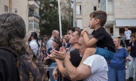 Netanyahu leads in exit polls, but change bloc by Eisenkot has more seats